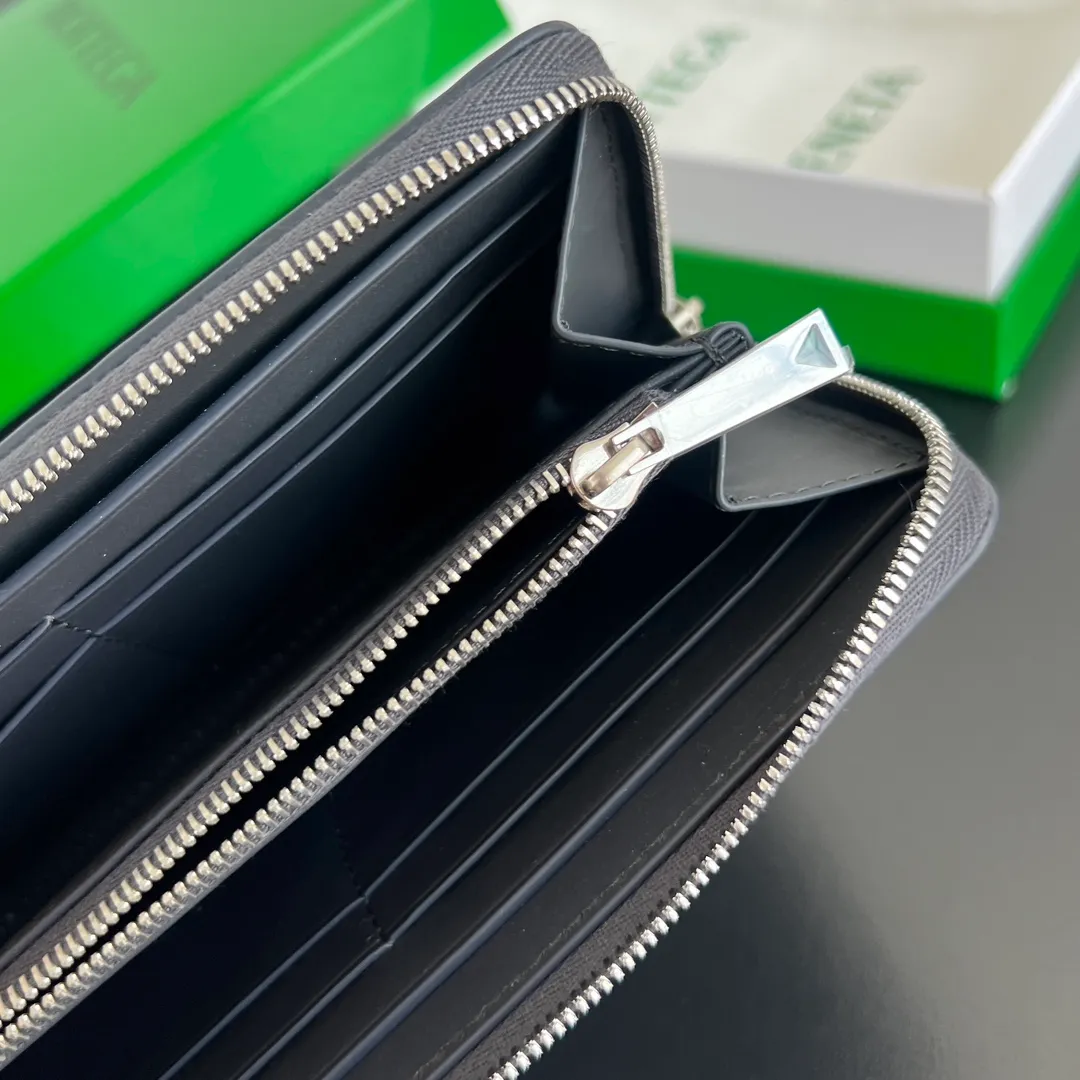 #Bv New Fine Woven Wallet 814680 The beloved small braid is back🎈Made of cowhide braid, soft, comfortable and textured. The detailed internal partition design and high-quality lining material ensure the durability and orderliness of the wallet. It can store cash/cards and other small items. It is very practical. It is enough to take it with you when you go out. This wallet is definitely your best choice. Size: 19x10x2 P1000
